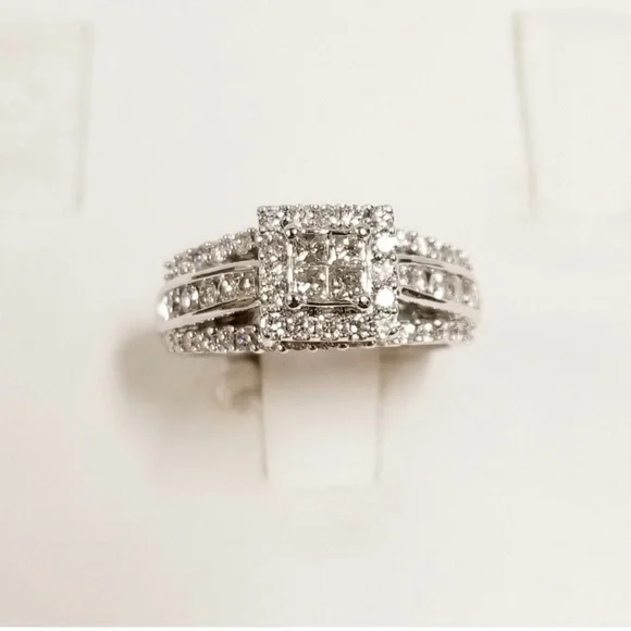 10K Halo Diamond Ring - Picture 4 of 11